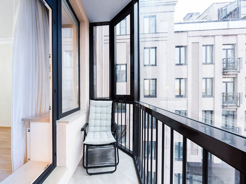 Можно ли остеклить французский балкон?